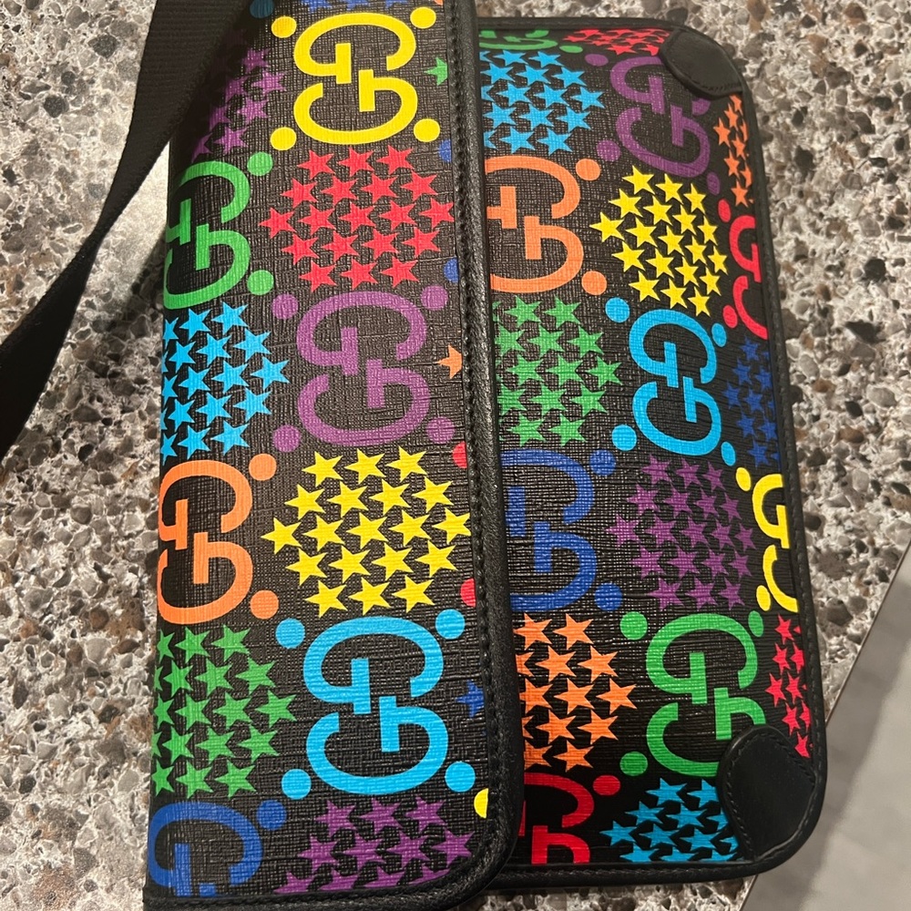 Gucci Belt bag psychedelic print
9.5"W x 7"H x 1"D
12-20" strap drop